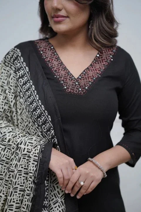 Sattara 1 Parampara Embroidered Kurti Bottom With Dupatta
