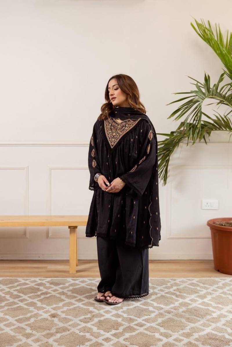 Naisha K 421 Mul Chanderi Festival Wear Kurti Pant And Dupatta