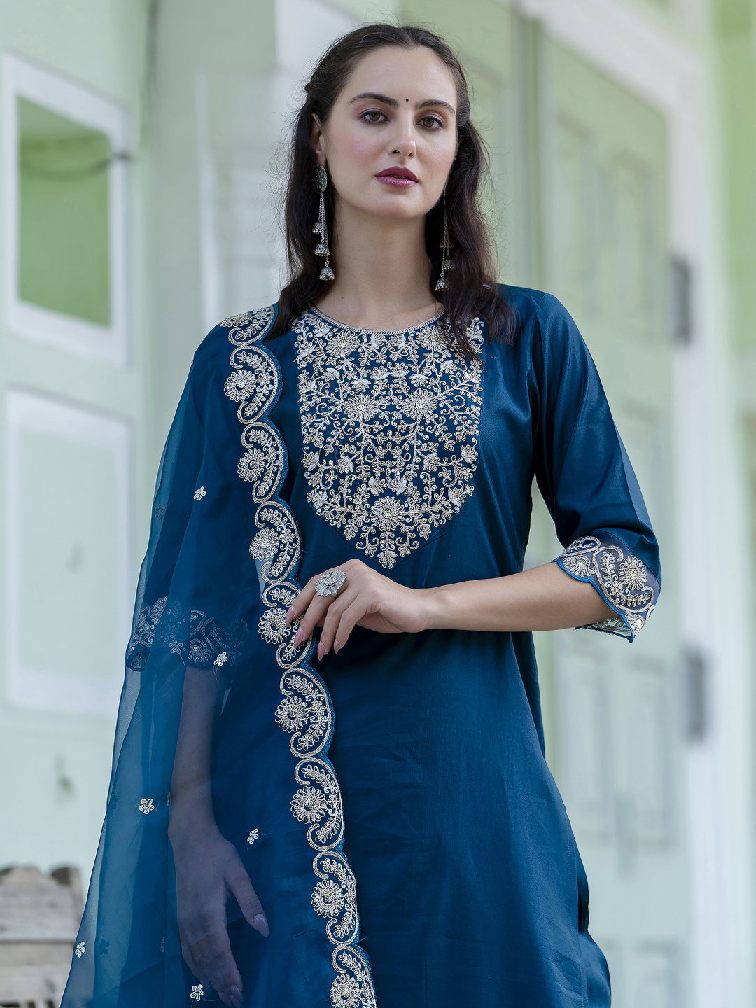 VP 9609 Women’s Designer Embroidered Kurta Set