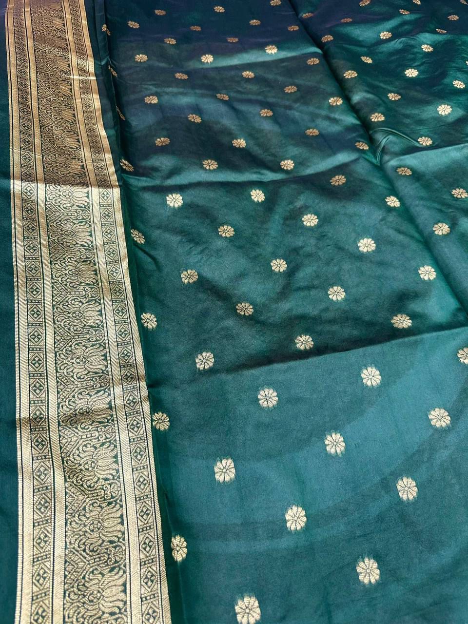 Aab Makhmal Green Soft Silk Jacquard Border Saree