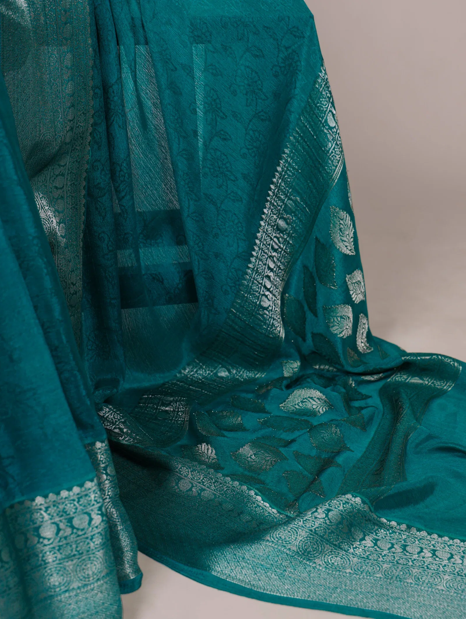 Taraa L 7916 Chinon Zari Weaving Traditional Wear Saree Collection
