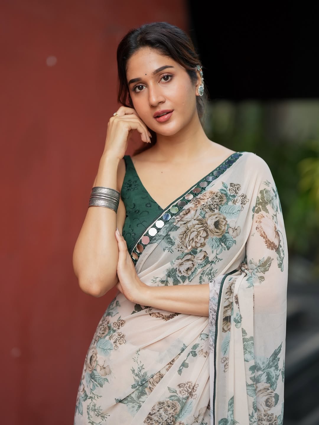 VLC Kamangari Georgette Printed Mirror Border Work Saree