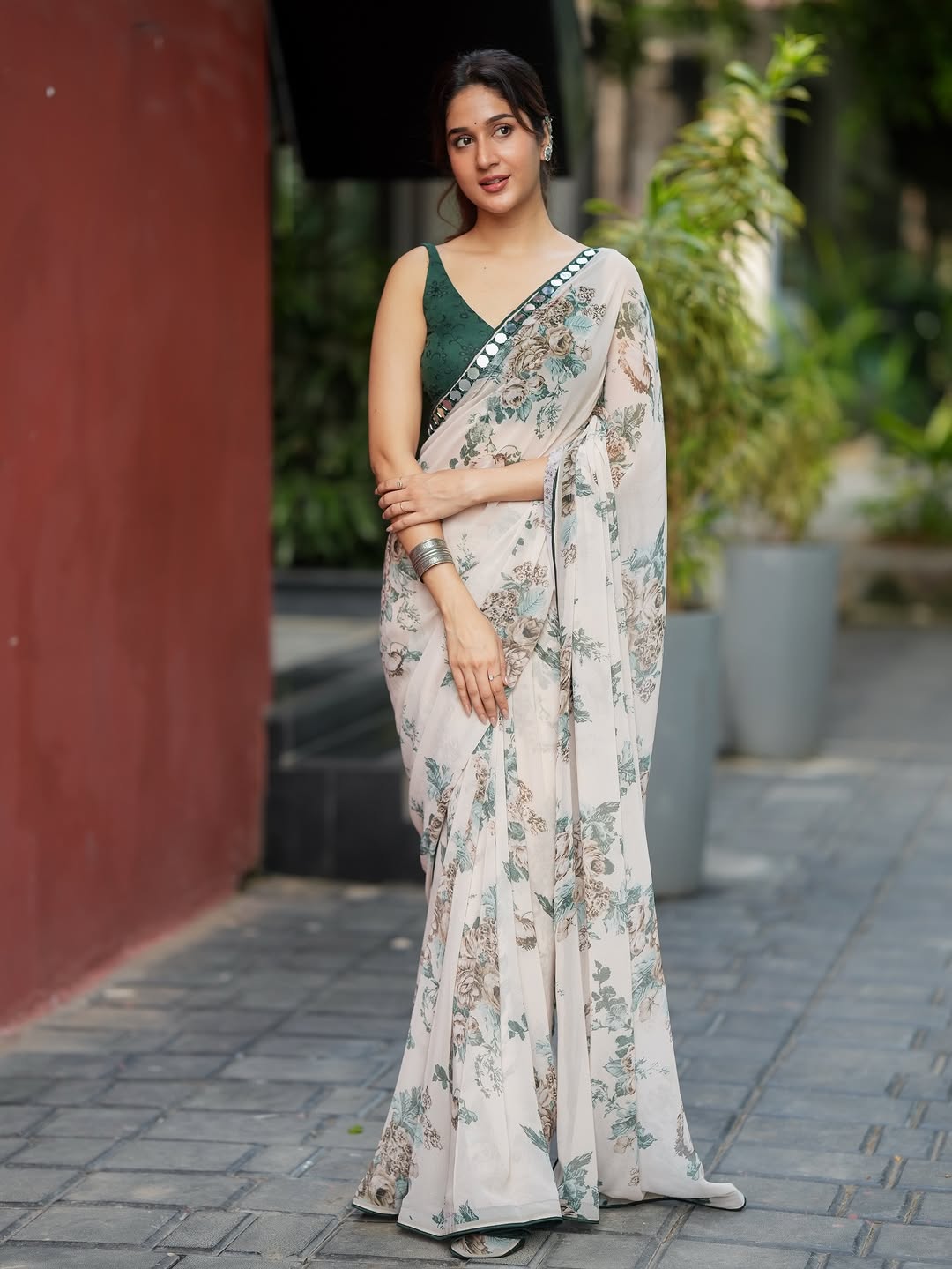 VLC Kamangari Georgette Printed Mirror Border Work Saree