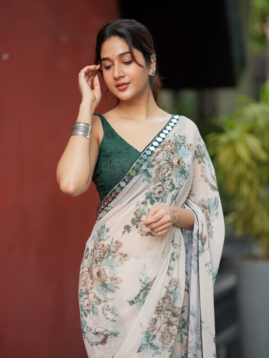 VLC Kamangari Georgette Printed Mirror Border Work Saree